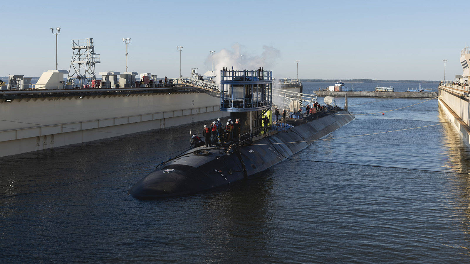 最新的弗吉尼亚级核潜艇蒙大拿号(ssn-794)的浮船坞里注水,驶入詹姆斯
