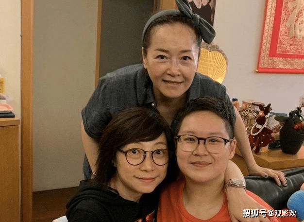 香港著名女星恬妞经历两段失败婚姻,女儿为护母成同性恋,打扮男性化