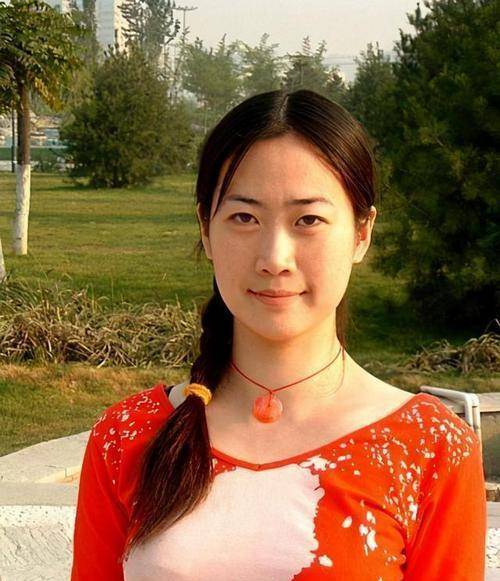 芙蓉姐姐1977年出生于陕西,原名史恒侠.
