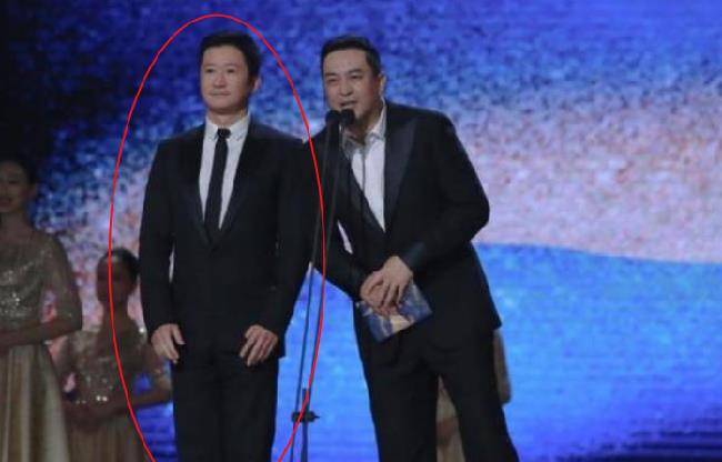 都说合照要远离吴京!原本以为只是开玩笑的,看到照片后,难怪了