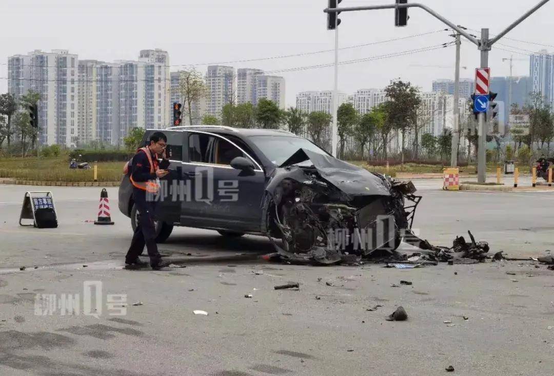 今天中午,网友爆料称,在广西柳州九子岭大道与龙华路交会路口发生一