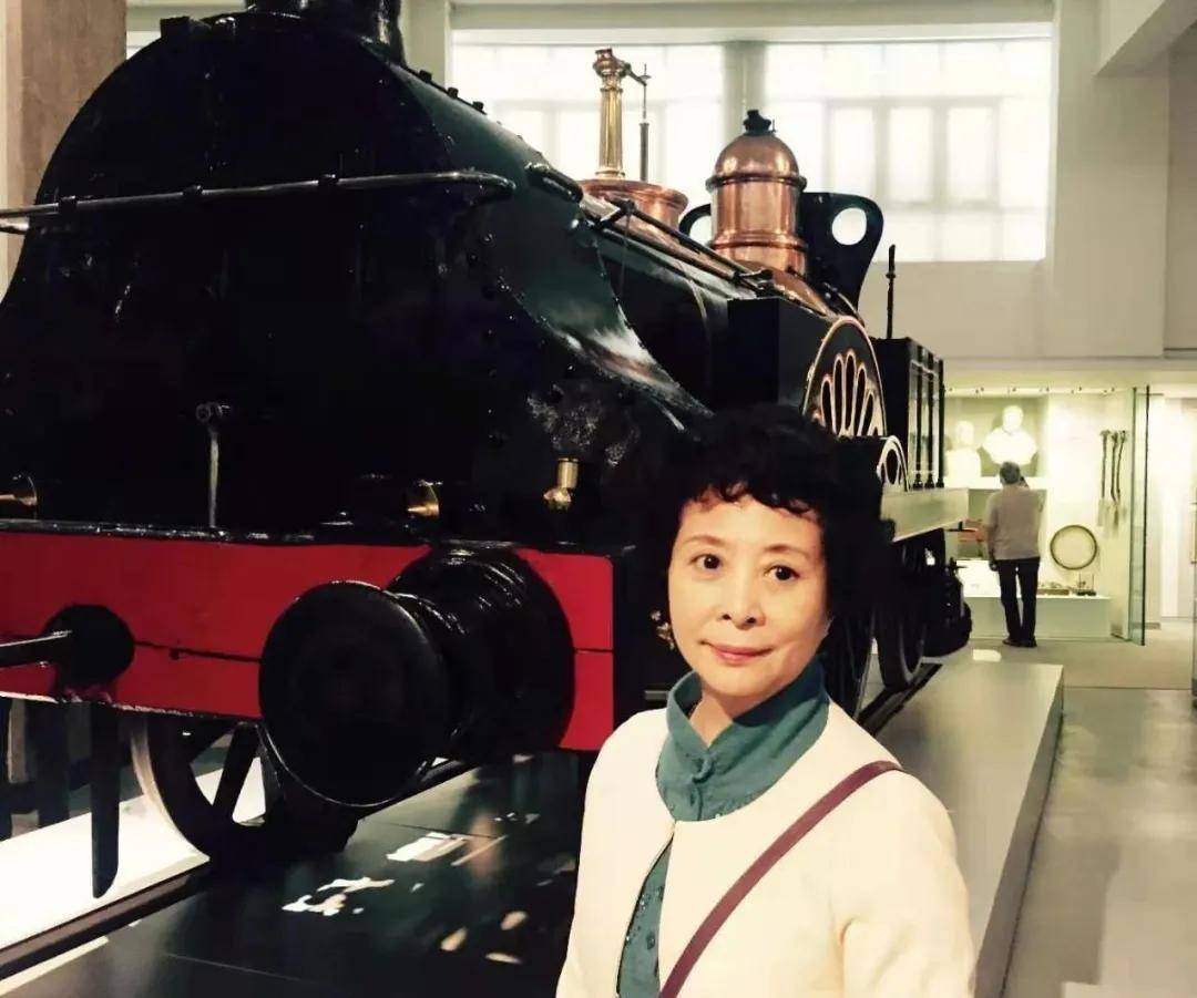 中的钟离秀兰和《欧阳兰》中的欧阳兰这两个角色的成功扮演,彭名燕在