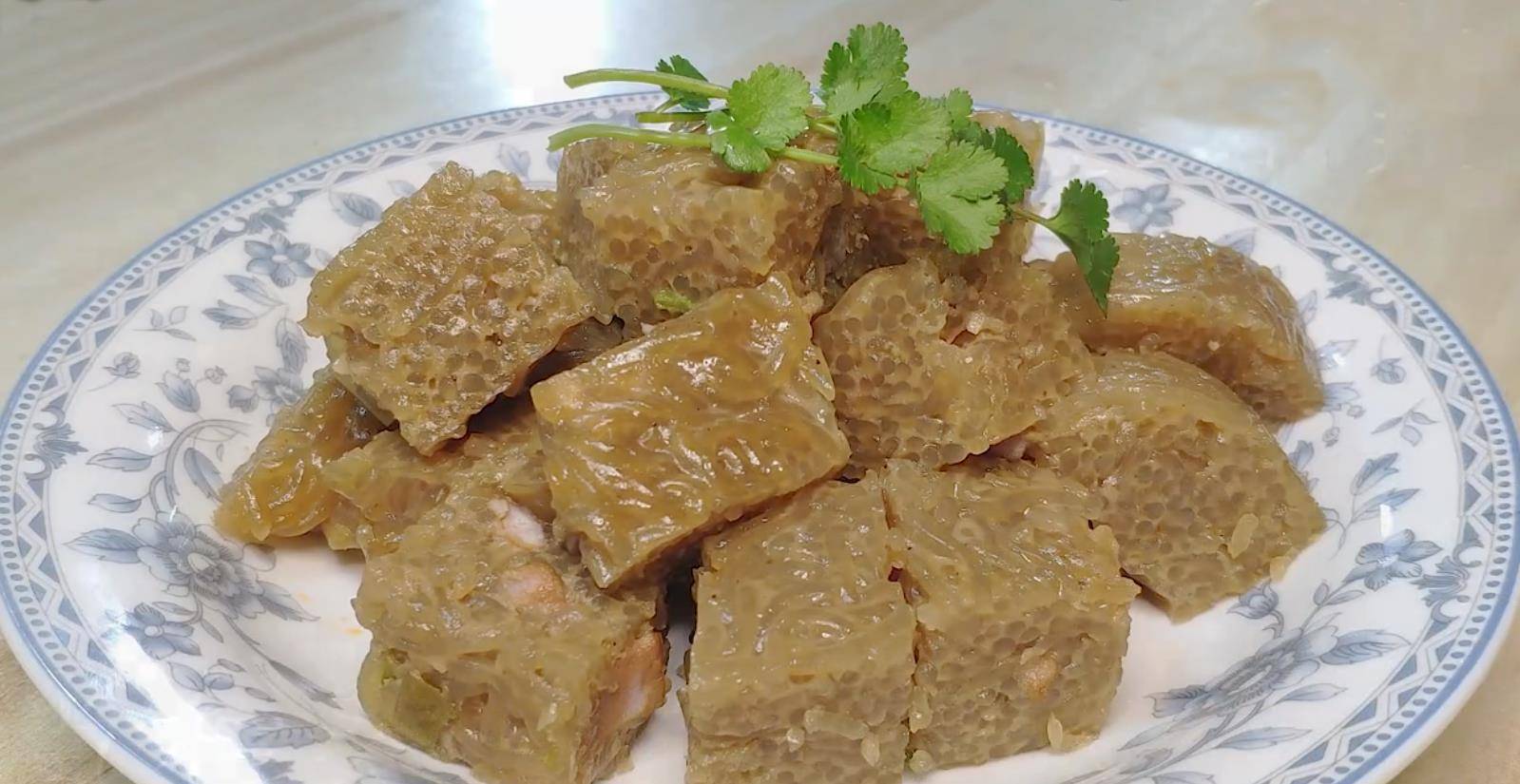 河北定州,灵寿,行唐的焖子是用精瘦猪肉和山药粉面灌制而成的,河南