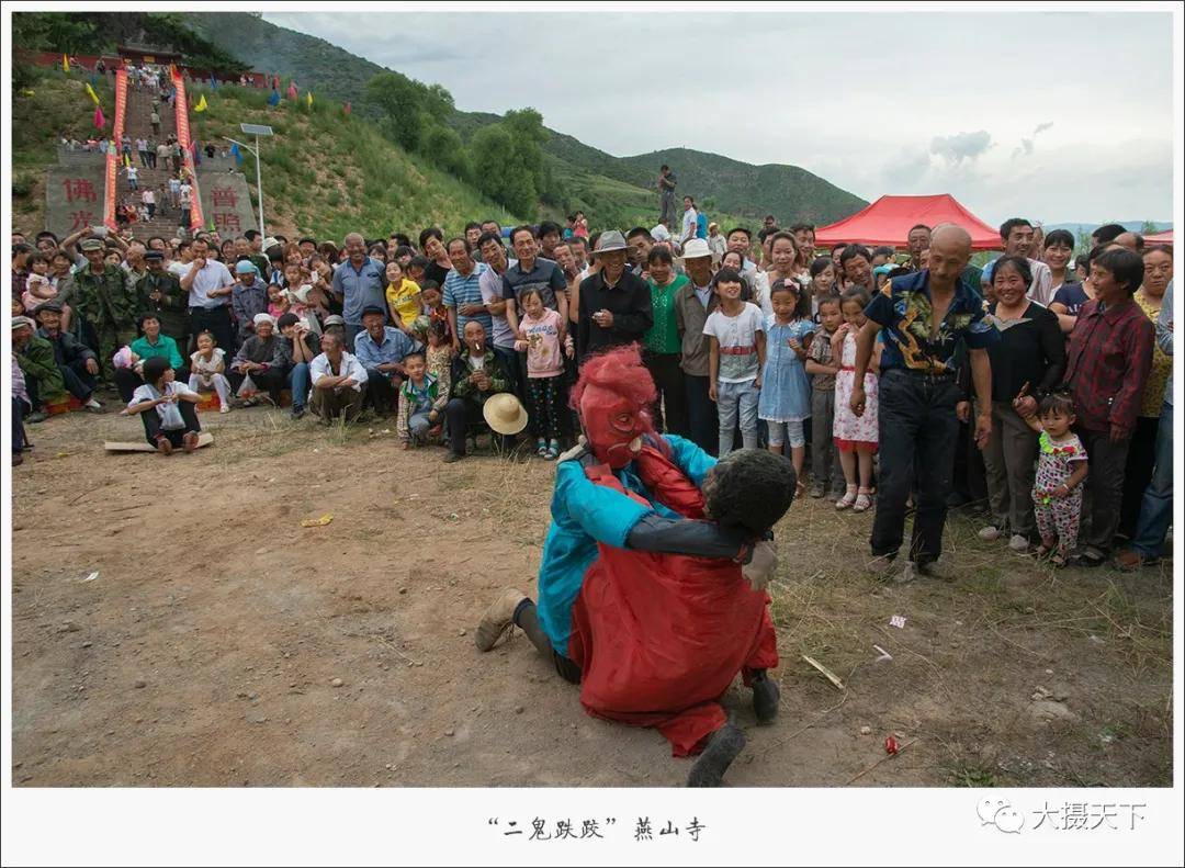 为你表演的这土里土气的民间舞蹈"二鬼摔跤"