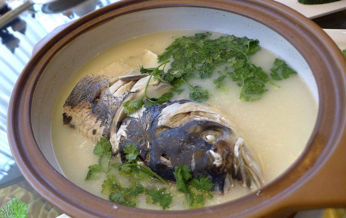 炖鱼头汤时,别直接加水炖,多加一步,鱼汤奶白色,上桌就被抢光