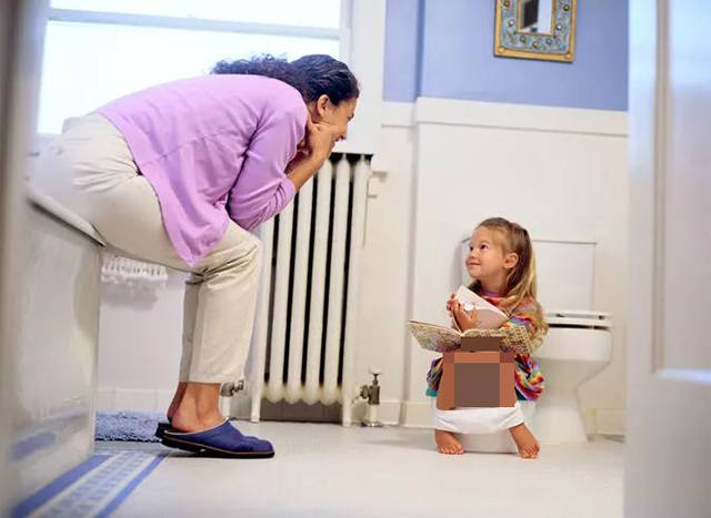 7岁女孩晚上尿床白天尿裤子给娃停用纸尿裤别早于这个时间