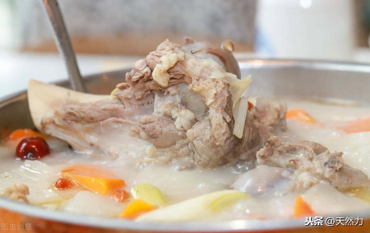 炖骨头汤用热水还是冷水,两者区别很大,用对方法汤鲜味美
