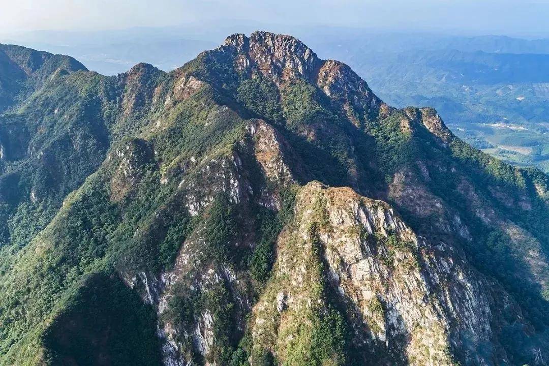 这里风景独好       是登山爱好者的好去处      大罗山位于清远