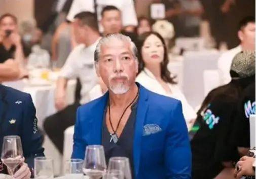 "乌鸦"张耀扬罕露面,满头白发已变得慈眉善目,58岁仍单身