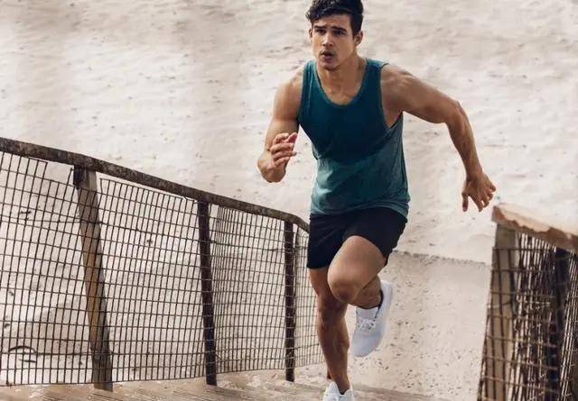 男生坚持经常跑步可以帮助塑形,强壮肌肉和降低脂肪.