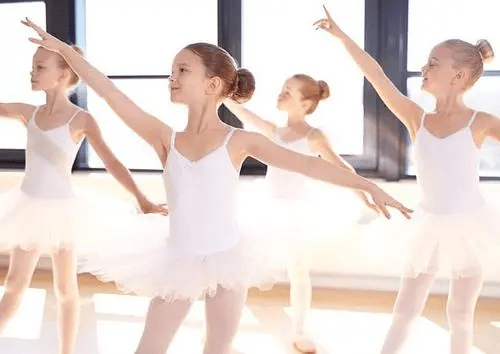 幼儿形体舞蹈训练是利用芭蕾,舞蹈,体操舒展的动作训练改善体形,并且