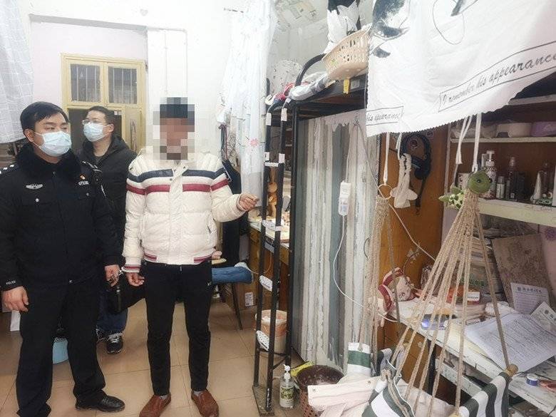 岳阳楼警方破获系列校园盗窃案抓获犯罪嫌疑人1名