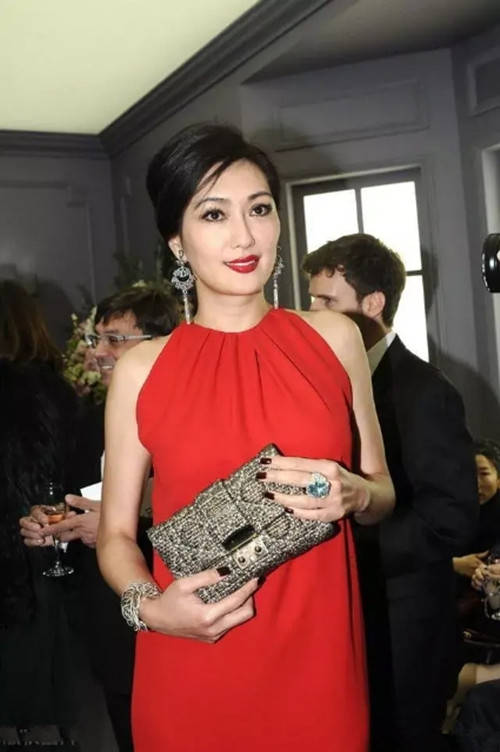 53岁的孟广美太会搭 红色挂脖裙秀骨感身材 妆容也太艳了