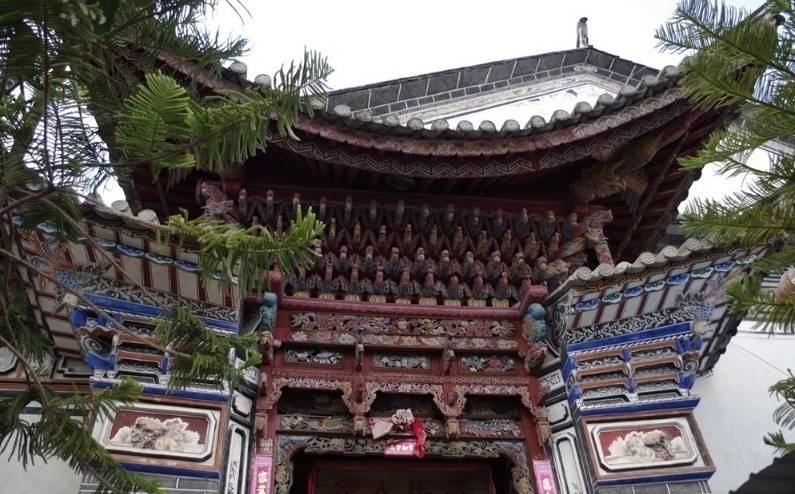 云南大理白族民居大门的精美雕刻