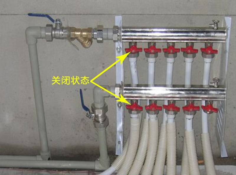 (地暖球阀式分水器每路是关闭状态)