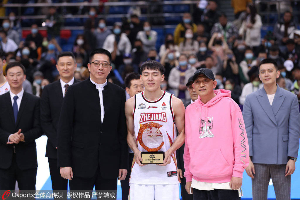 组图:吴前获全明星正赛mvp 众将上前祝贺