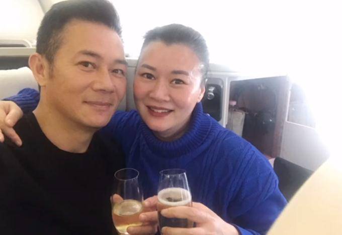 张兆辉发文表白爱妻庆祝结婚24周年妻子年轻时颜值高身材好