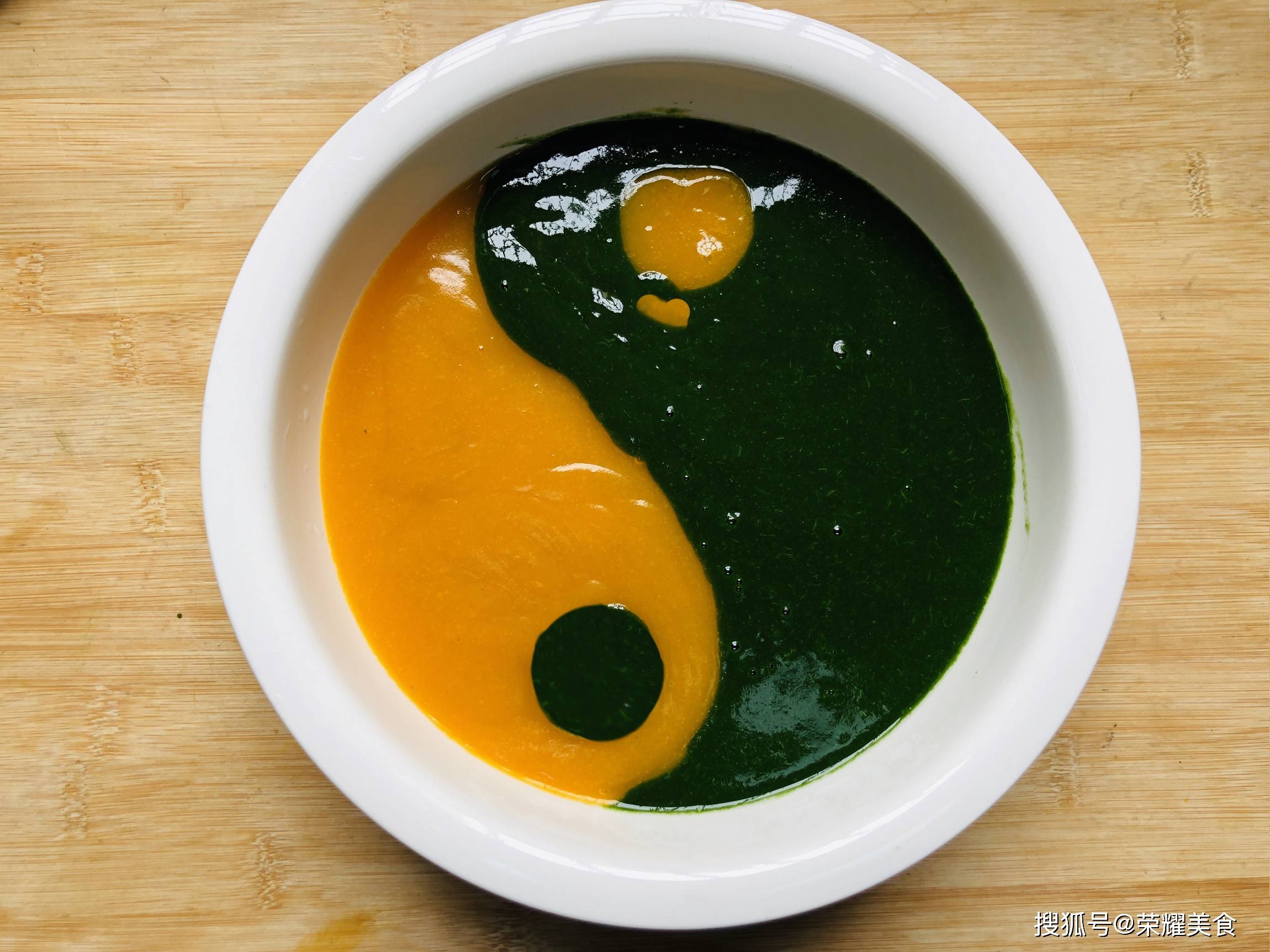 菠菜是一种颜色特别深的蔬菜,非常适合用来做这个太极羹的原料.
