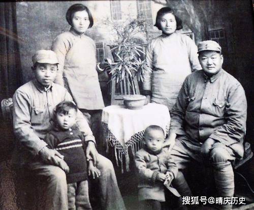 女兵被人牵红线,竟从副司令房中跳窗而去,三个月后却结为夫妇_田秉秀