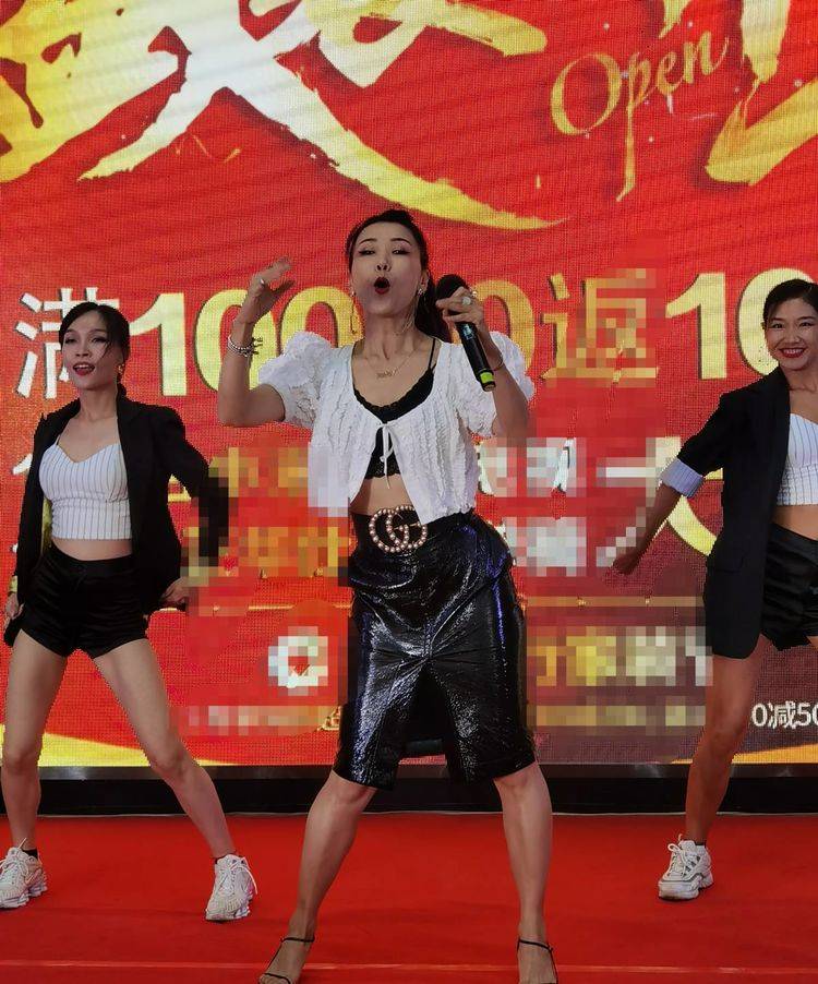 42岁王蓉近况曝光从知名歌手到落魄商演舞蹈还被疑是划水