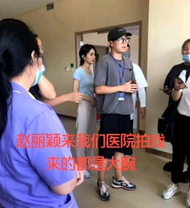 赵丽颖和孩子合影好温柔!嫣然一笑露母爱,巴掌小脸比宝宝的还小