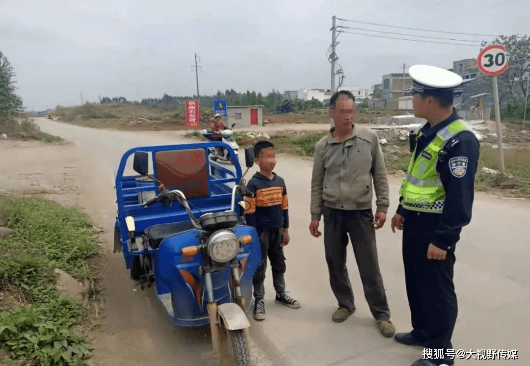 9岁男童开三轮车独自上路,孩子胆大,家长心大,危险更大