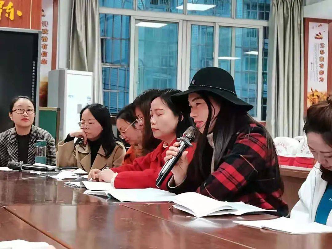 英语老师代表王凡道尽教学的喜乐与辛劳,却初心不改,令人感动.