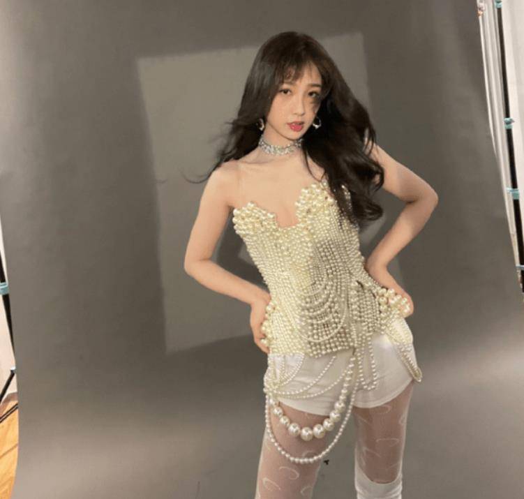女星虞书欣一身珠宝好贵气!白丝袜秀美腿,持股多家公司成富婆