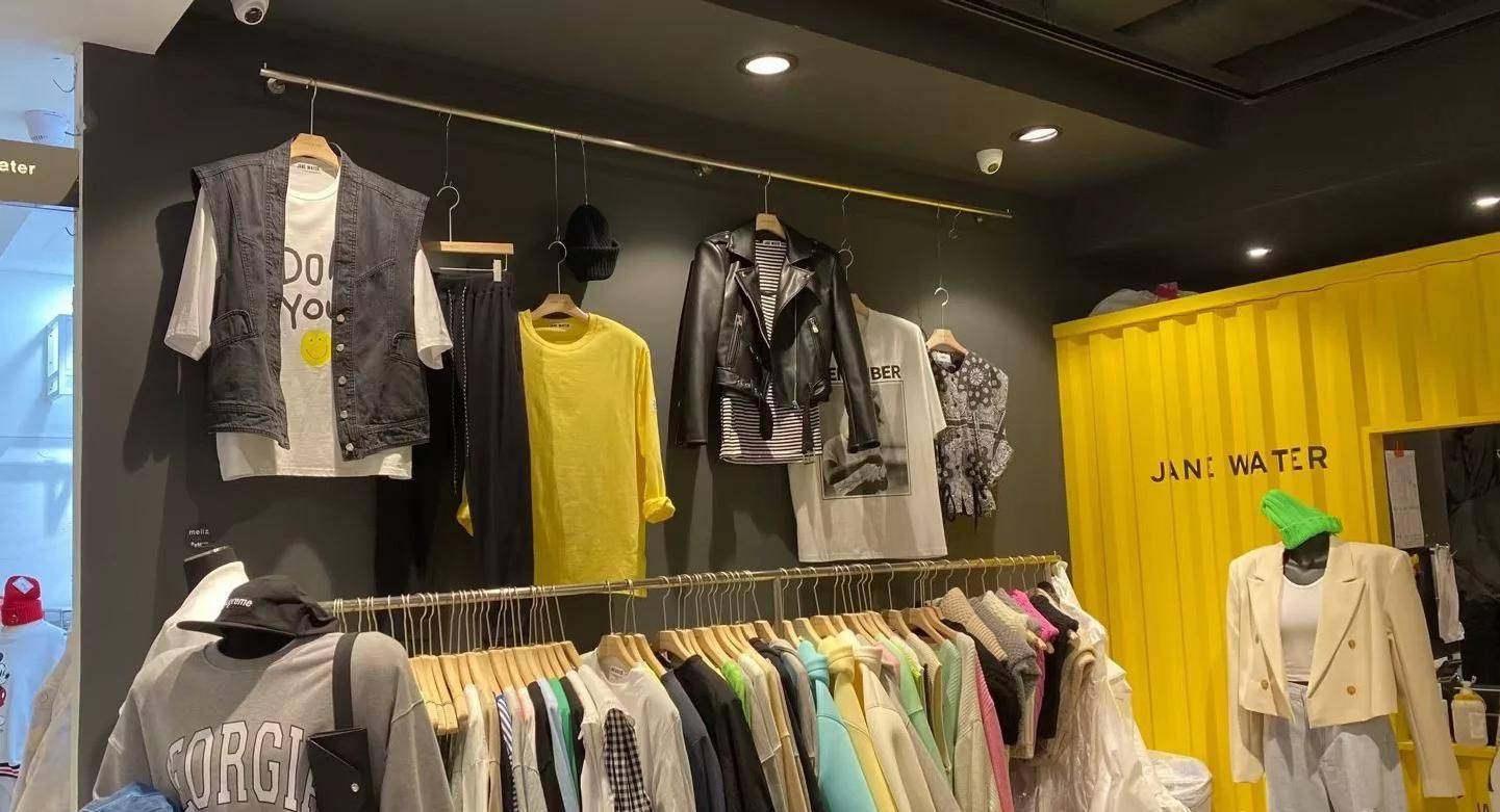 服装店装修图30平方服装店 服装店简易装修图片