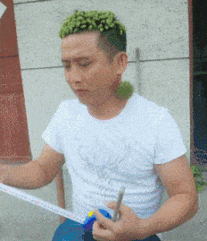搞笑gif趣图:哥们,你好任性,很佩服你这种敢尝试新鲜发型的人!