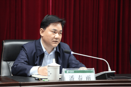 河南省分公司党委组织部部长张红旗宣读省分公司对南阳邮政主要领导的
