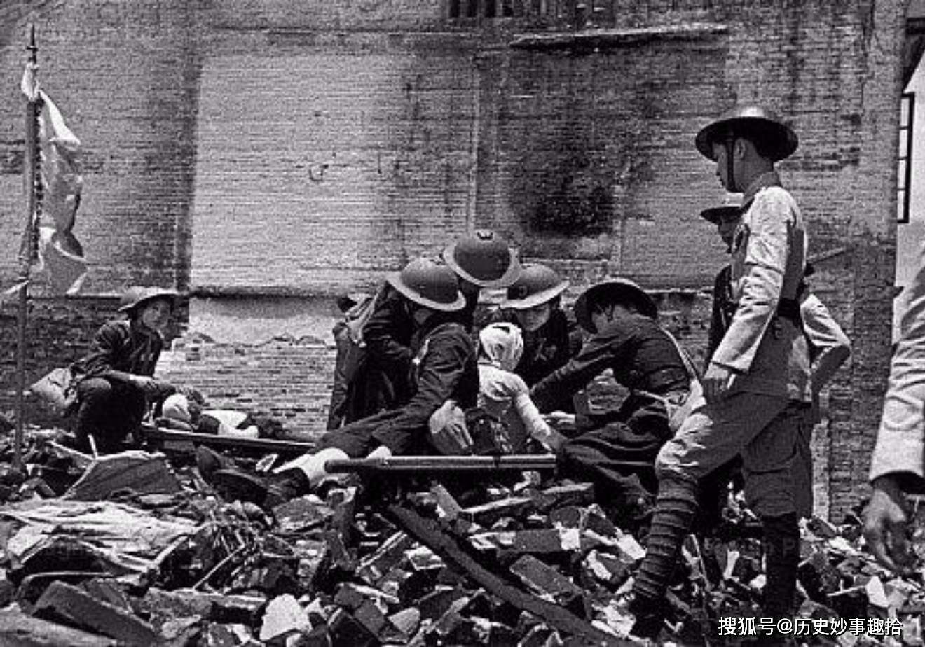 1946年2月10日,各界民主人士在重庆较场口开会庆祝政协大会成功.