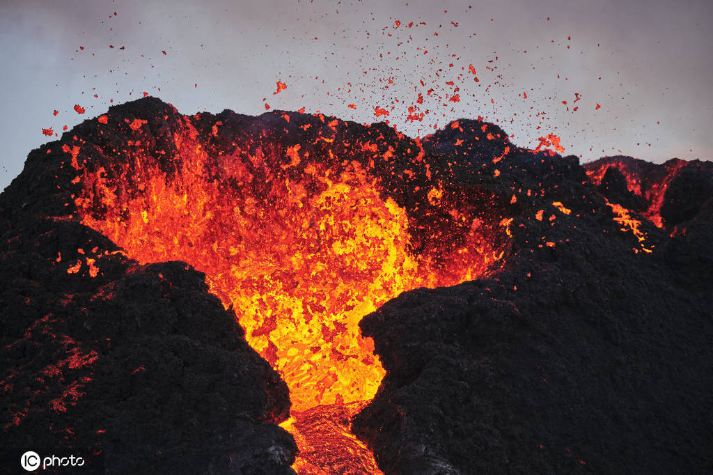 冰岛火山喷发熔岩照亮夜空