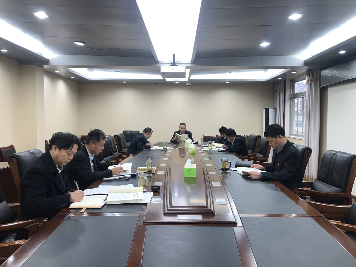 会上,农行安康分行党委书记唐永武领学了党史学习教育指定学习教材之