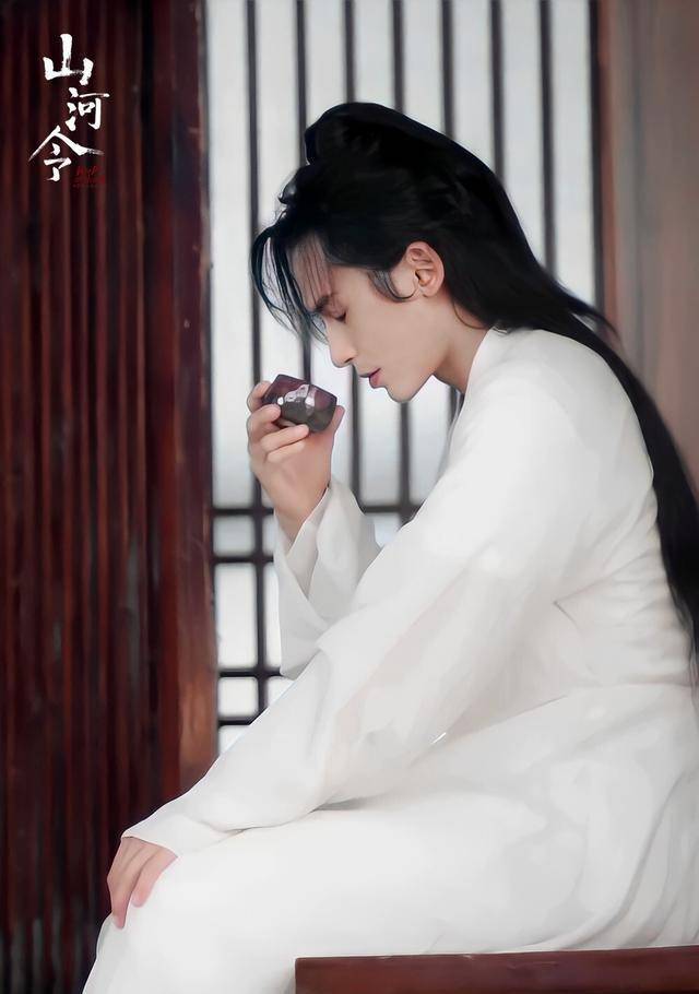 张哲瀚饰演的周子舒沉稳内敛,温柔强大.