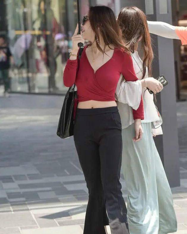 街拍美女宽松舒适的阔腿裤不耽误修身效果衣柜里不可或缺