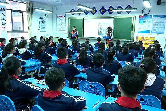 原创武汉市二桥中学,成立学生红色宣讲队,宣传党史红色故事