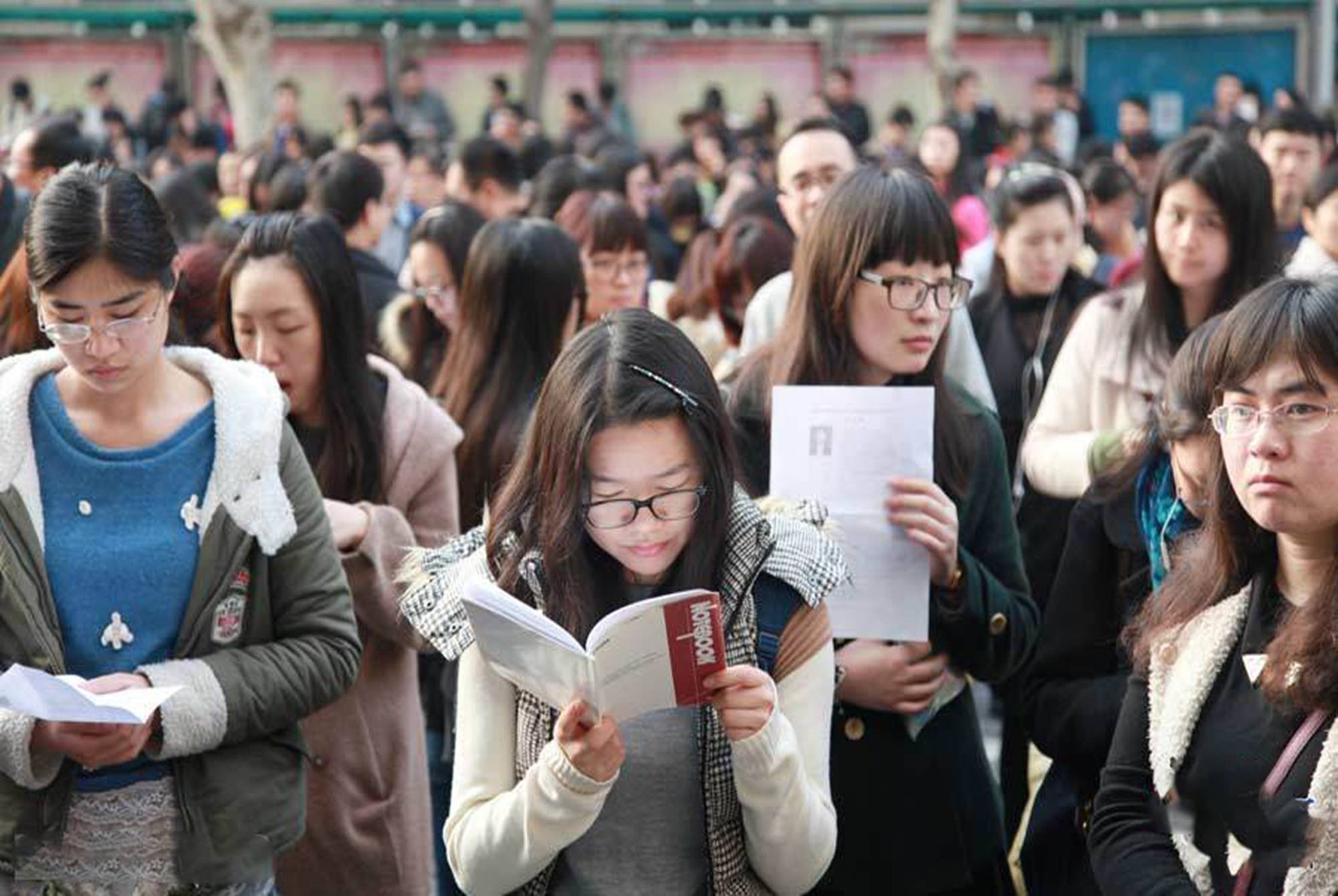 原创想报考公务员的专科生,在这三方面会"拖后腿,并无优势可言