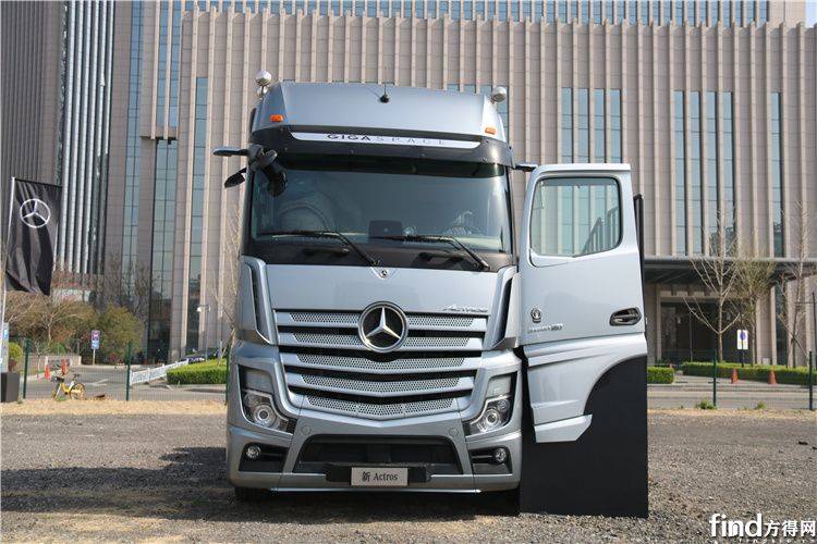 3月31日,梅赛德斯-奔驰新阿克托斯(actros)国六卡车产品在京正式亮