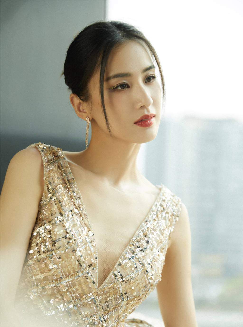 黄圣依笑容甜美少女感十足. 黄圣依认真展现自己的冲浪技巧