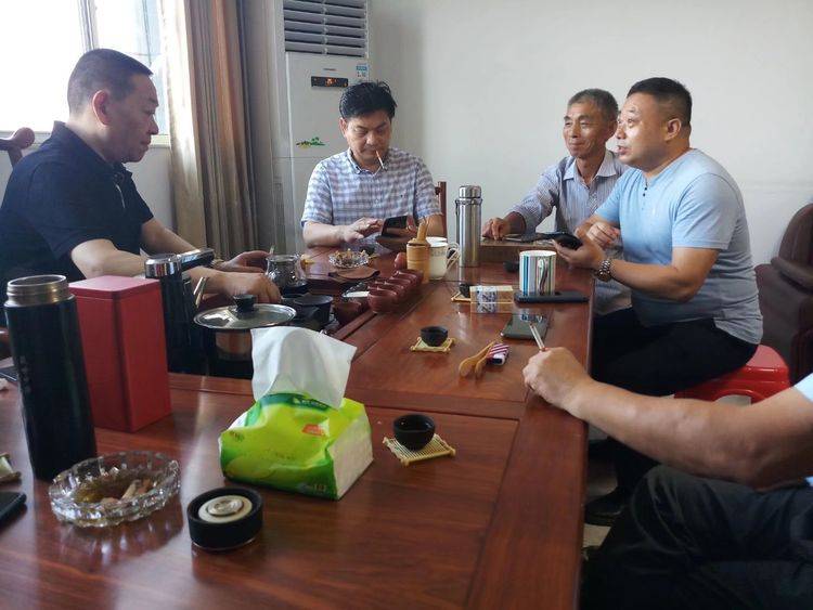 总会)达全总会长到江西联谊拜访丰城宗亲,在胜华宗亲办公室喝茶畅谈!