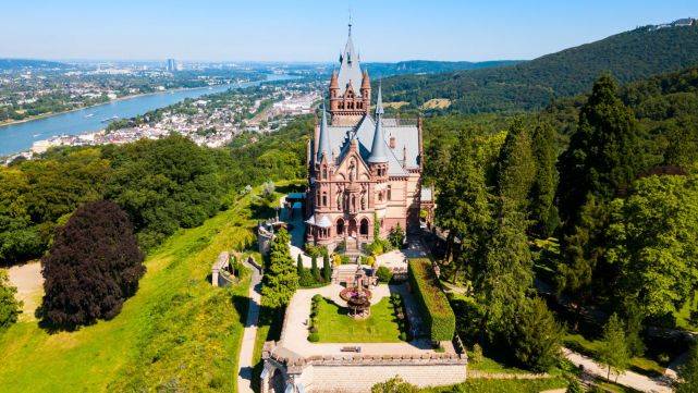 沿着德国莱茵河旅行,不仅有莱茵河的自然美景,还会发现指环王的城堡