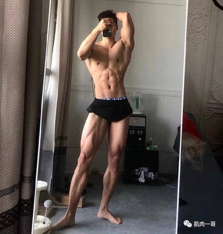 没想到练着练着就成了健体运动员 劲爆的身材分分钟撩妹无数 比如今天