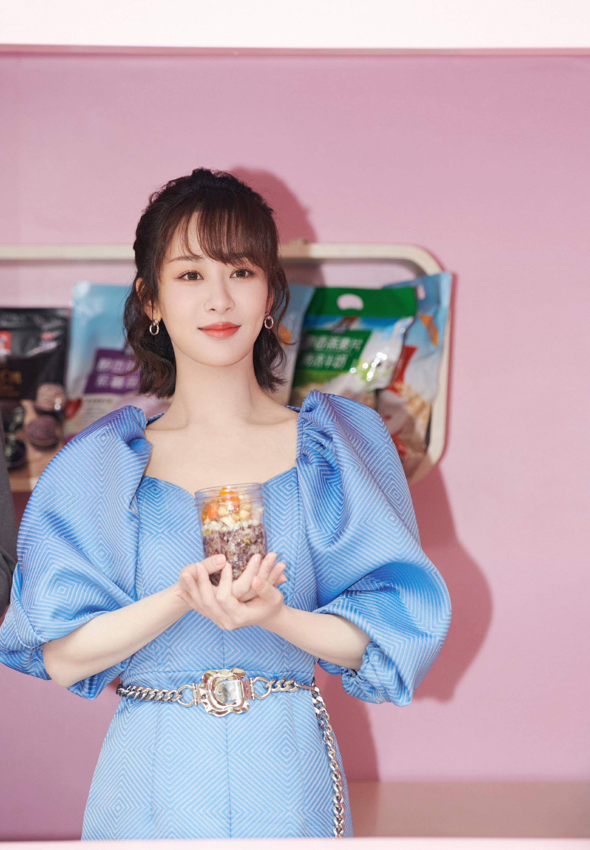 杨紫最新造型太美了,蓝绿抹胸礼服显优美肩颈线,宛如精灵