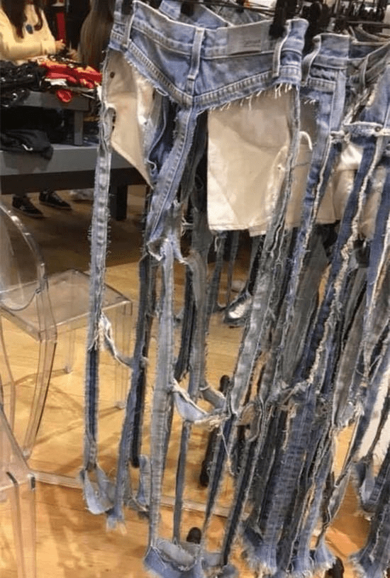 搞笑图:当有一群沙雕舍友时,你在宿舍睡觉要小心了