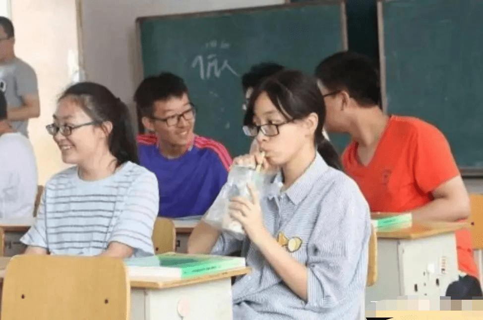 为何中学女生喜欢上课照镜子?这四种动作"毁形象"!男生都嫌弃