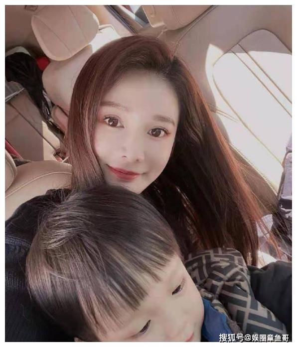 长相酷似杨幂的她曝近照,儿子颜值颇高有明星范,据说