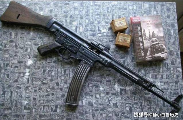 92×33mm子弹stg44装备的弹匣内部弹簧强度不够,虽然弹匣可以装入30发