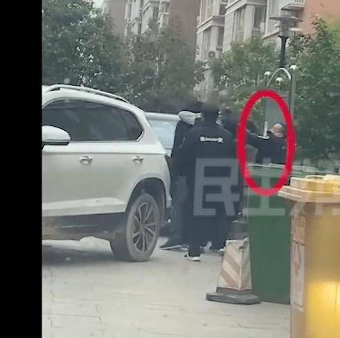 原创在消防通道上错车,却遭到小区保安殴打,保安:业主先动手