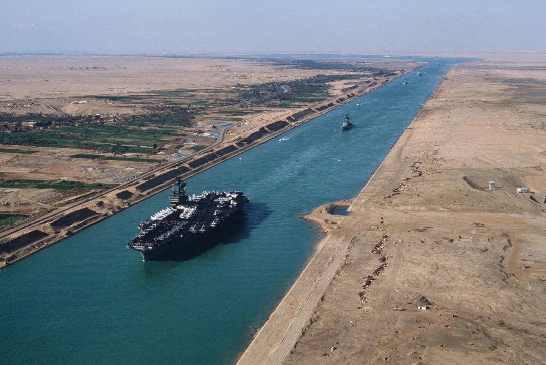 美国航母通过苏伊士运河